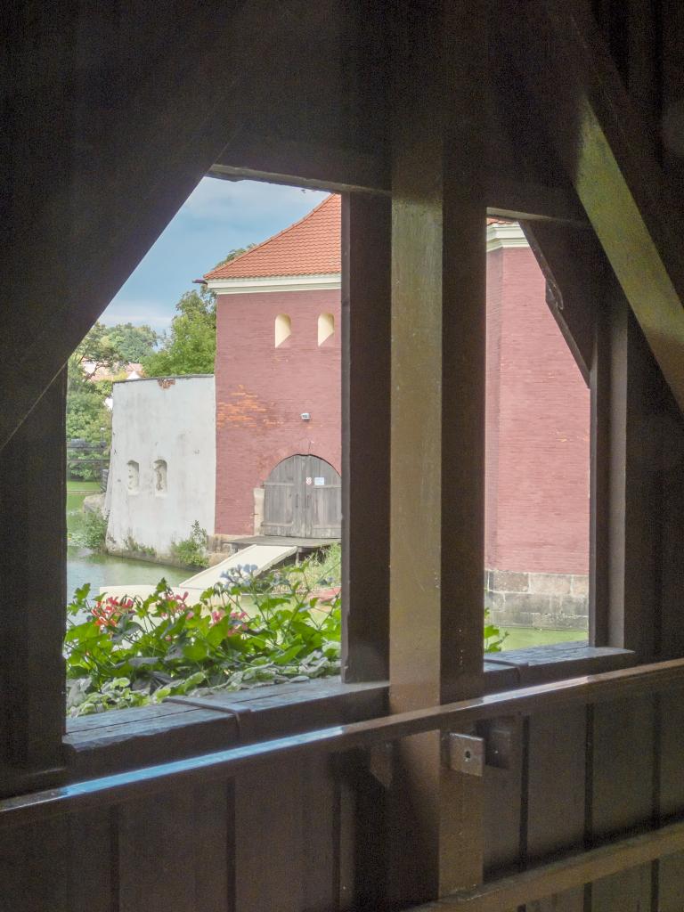 Písečná brána přes okno / Sand Gate through a window
