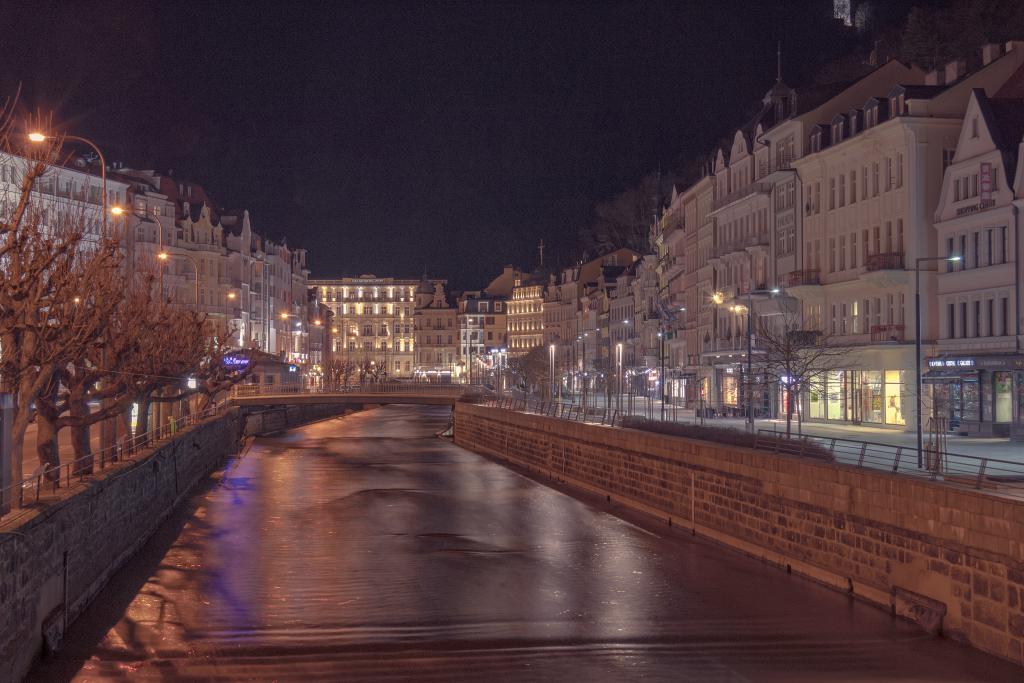 Karlovy Vary v zimě v noci (Teplá) / Karlovy Vary in winter at night (Tepla)