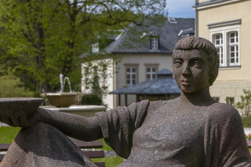Skulptur im Hof der Rehaklinik Miriquidi