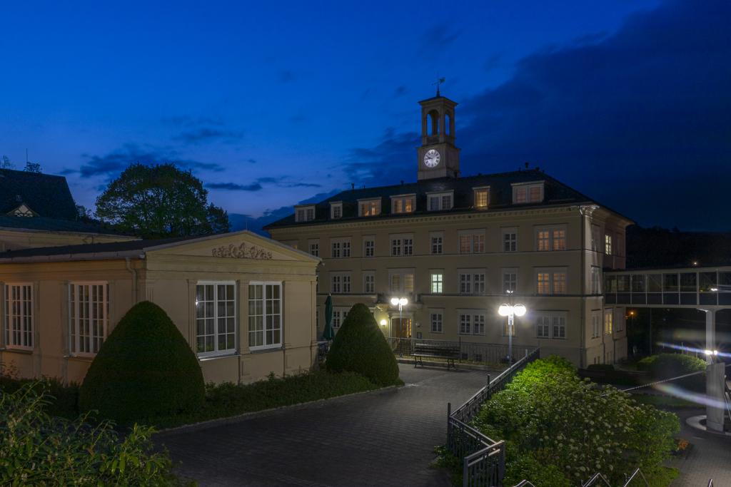 Badehaus und Wandelhalle der Rehaklinik Miriquidi nachts