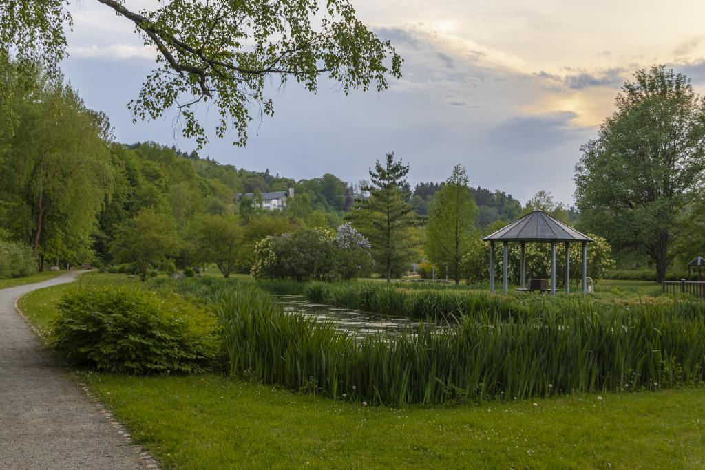 Badehaus und Schwertlilienteich im Kurpark Thermalbad Wiesenbad