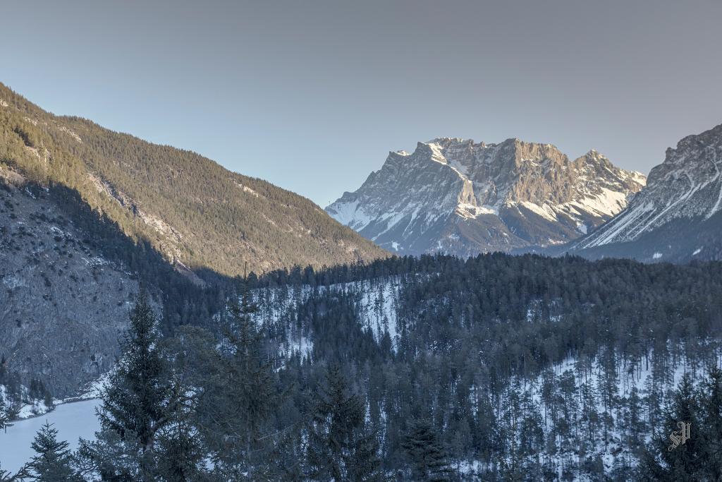 Zugspitzblick am Tiroler Fernpass mit Blindsee in Biberwier zum Jahreswechsel