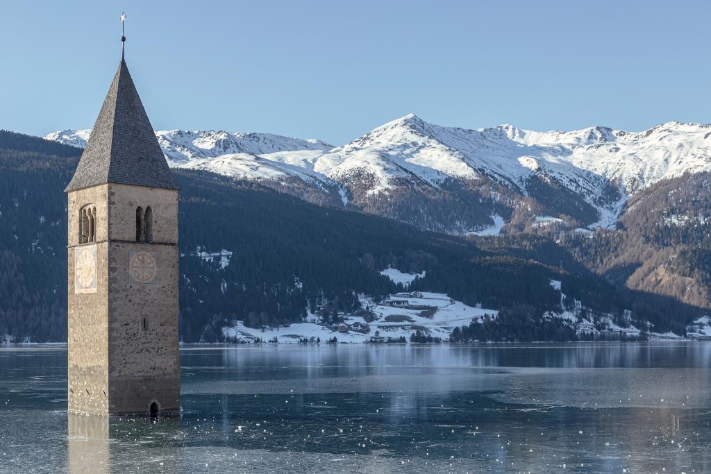 Der alte Kirchturm von Alt-Graun im zugefrorenen Reschensee