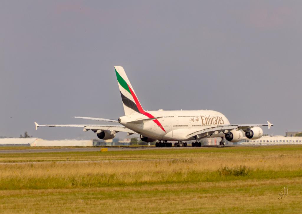 Airbus „A380 A6-EOV“ Emirates Flug EK140 auf dem Taxiway
