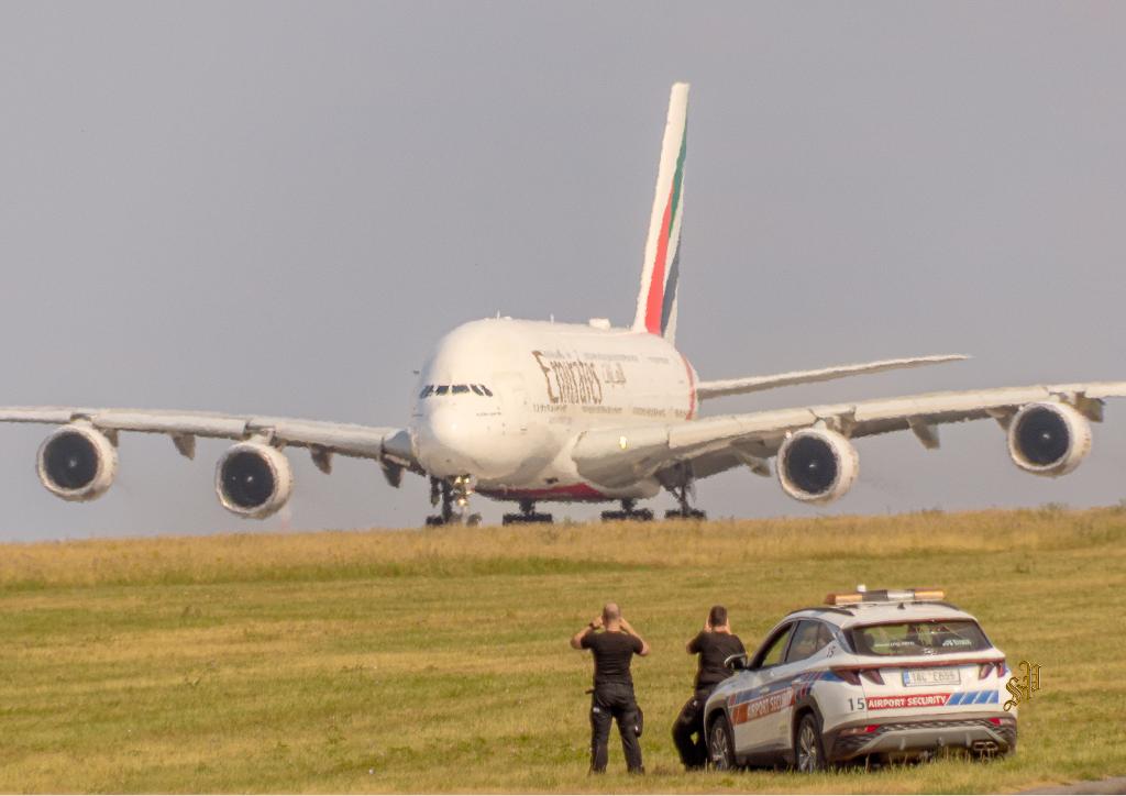 16:29: Airbus „A380 A6-EOV“ Emirates Flug EK140 ist bereit zum Abheben