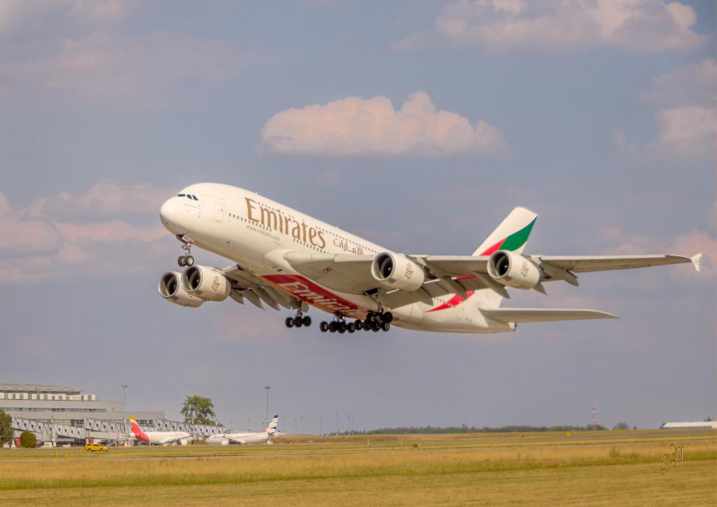 Airbus „A380 A6-EOV“ Emirates-Flug EK140 hebt ab