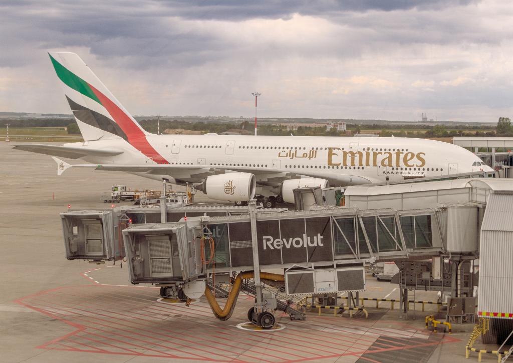 Airbus „A380 A6-EVB“ Emirates-Flug EK140 steht noch am Terminal 1