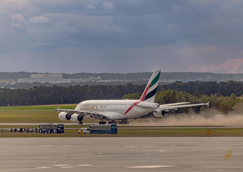 Airbus „A380 A6-EVB“ Emirates-Flug EK140 auf der Startbahn 24.06.