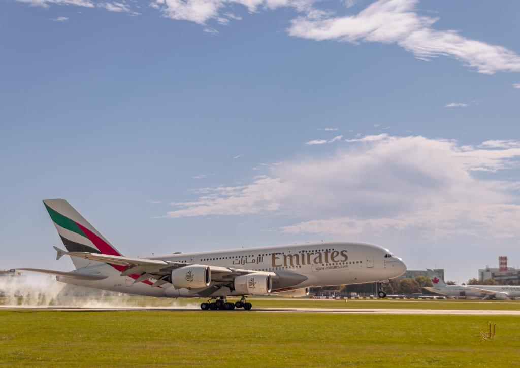 Airbus „A380 A6-EUO“ Emirates-Flug EK139 setzt auf der Landebahn 24.06. auf