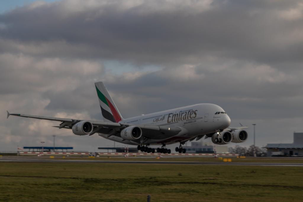 Airbus „A380 A6-EOR“ Emirates-Flug EK139 setzt auf der Landebahn 24.06. auf