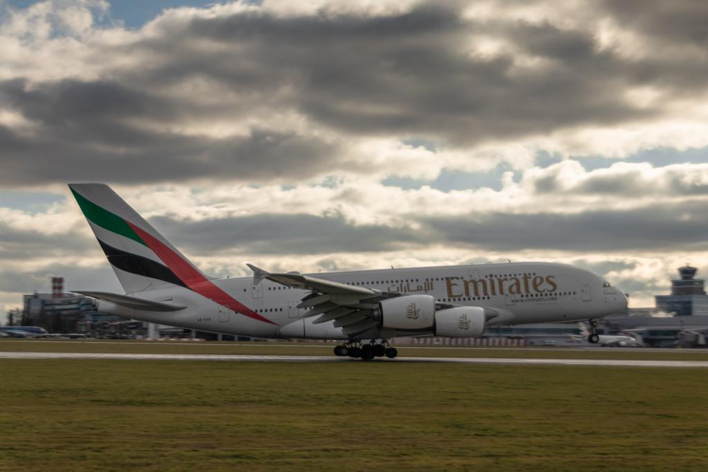 Airbus „A380 A6-EOR“ Emirates-Flug EK139 landet mit 200 km/h in Prag